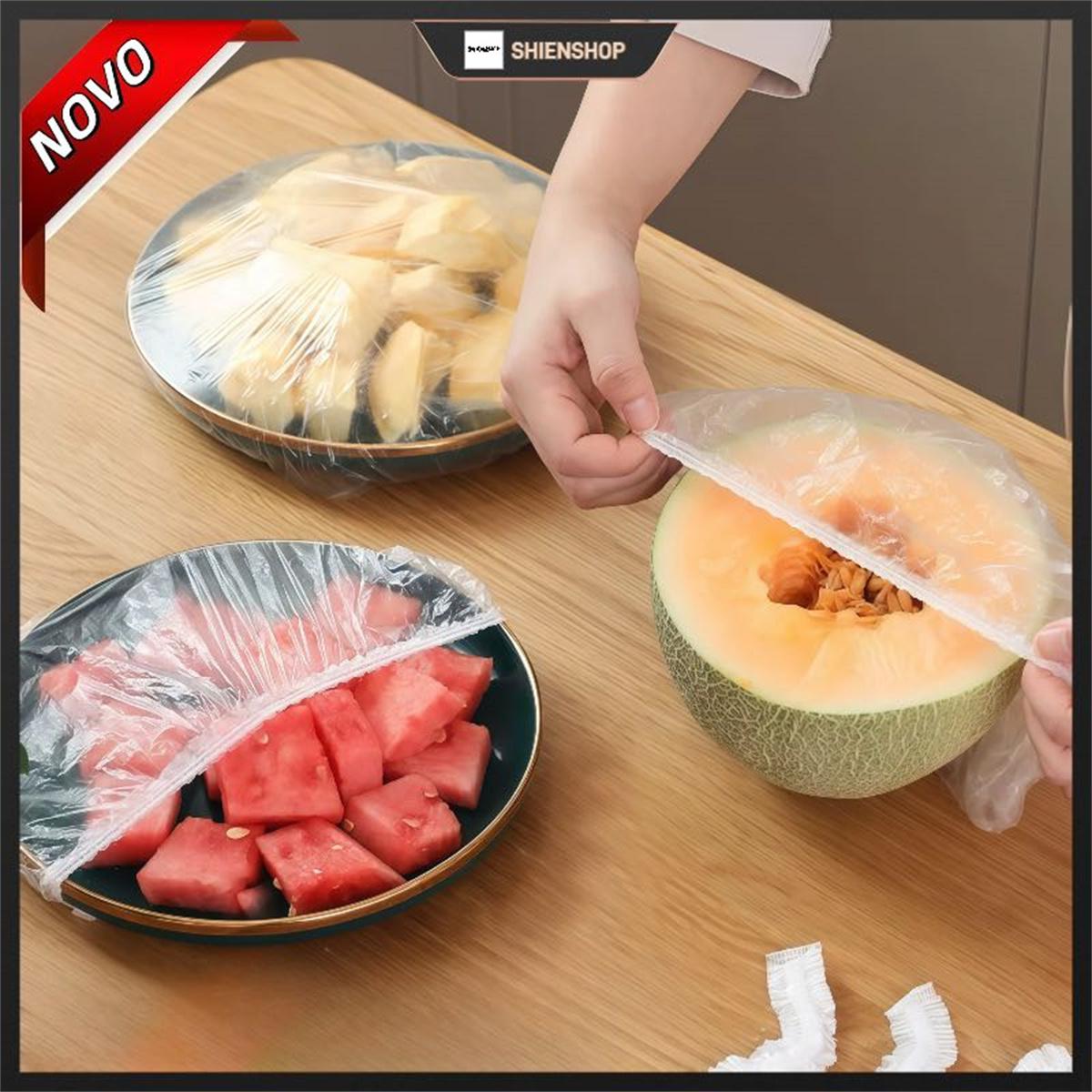 Mãos cobrindo tigelas de melão e melancia com capas plásticas elásticas