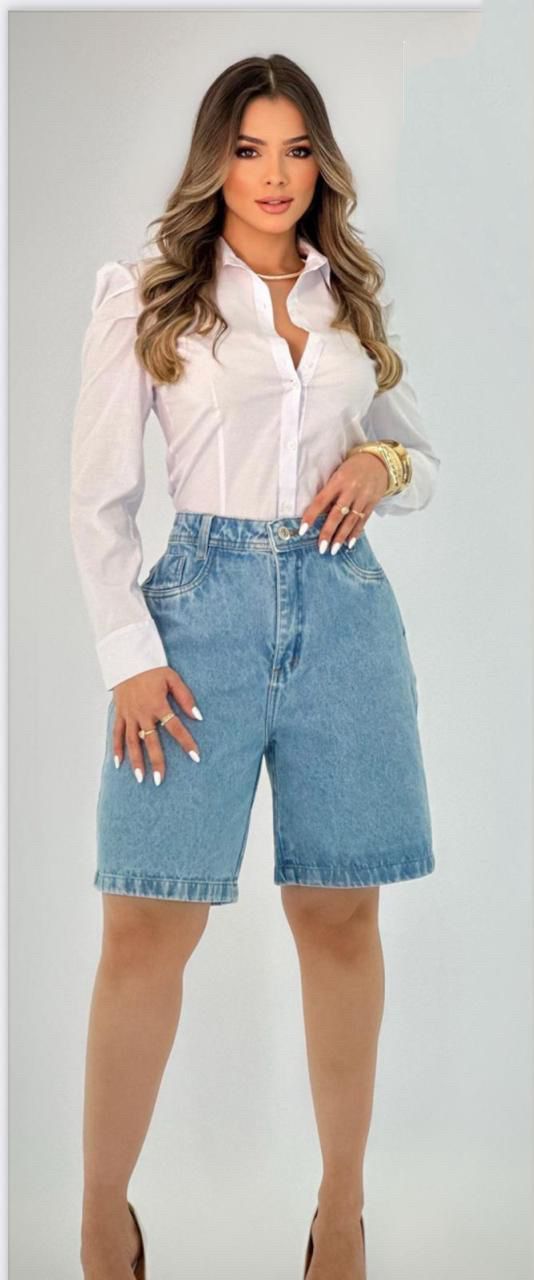 Modelo vestindo camisa social branca e bermuda jeans de comprimento médio, vista frontal