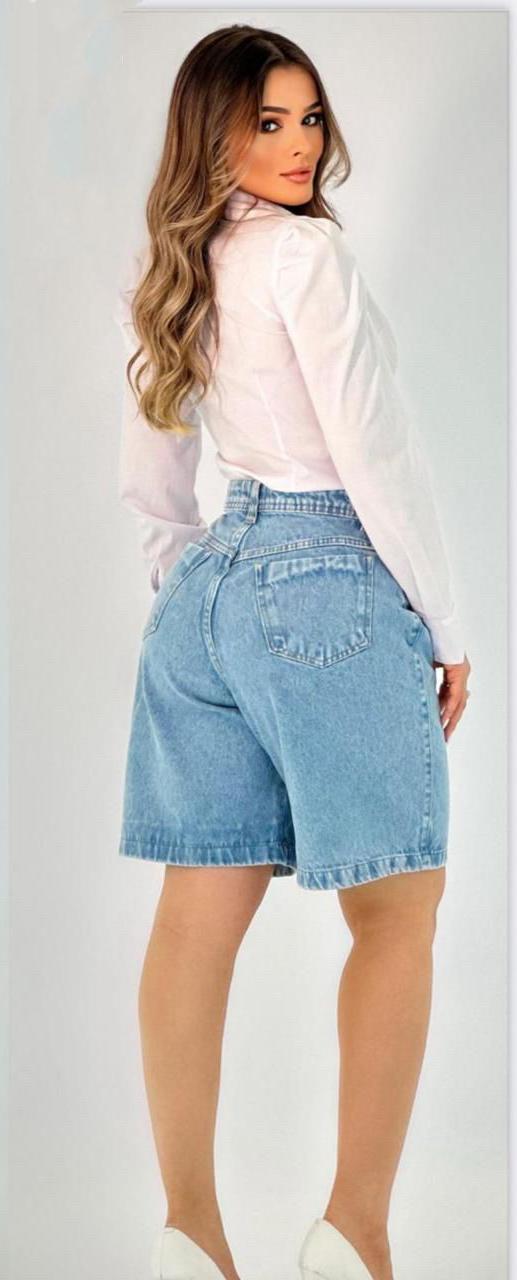 Modelo vestindo camisa social branca e bermuda jeans, vista traseira evidenciando o corte e bolsos