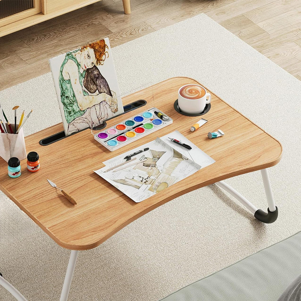 Mesa portátil em uso com alguém trabalhando na cama