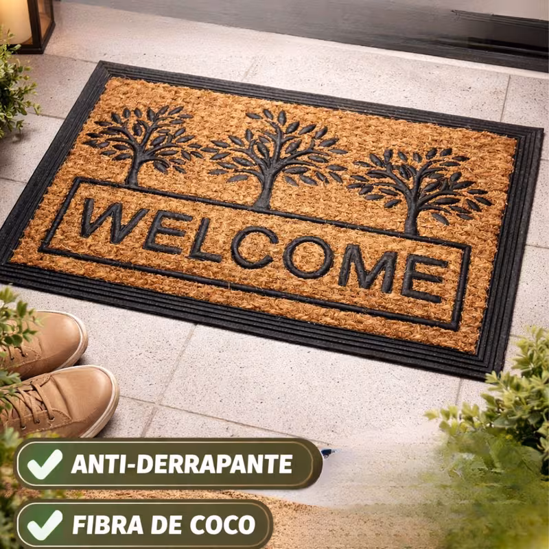 Close no tapete capacho Welcome de 60x40cm destacando a textura da fibra de coco e os selos de qualidade antiderrapante