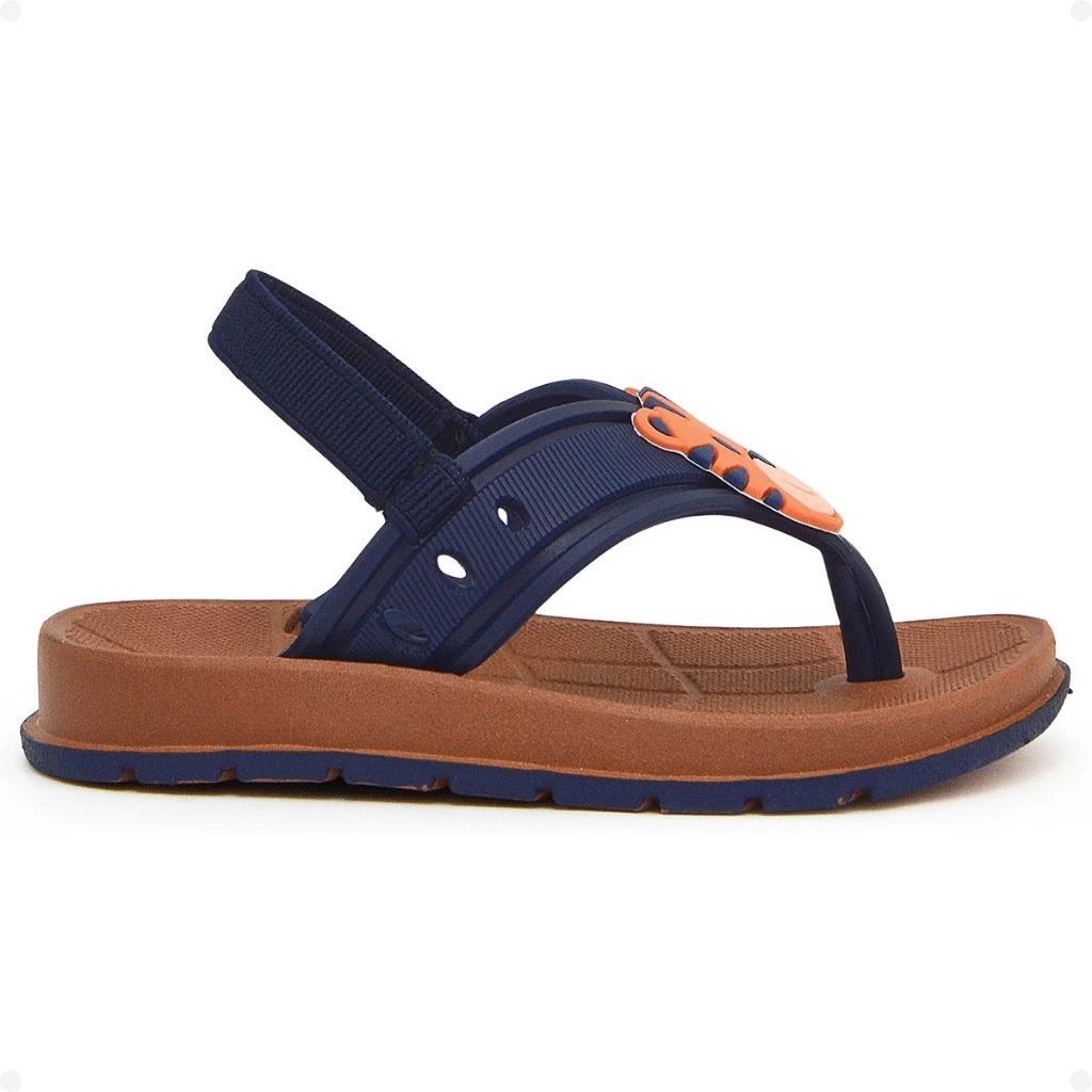 Vista lateral de um chinelo infantil azul com palmilha marrom e estampa de rosto de tigre laranja