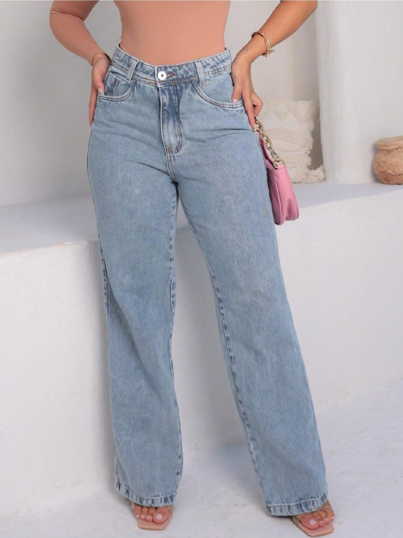 Detalhe da cintura da calça jeans Wide Leg Kissmelady com blusa nude
