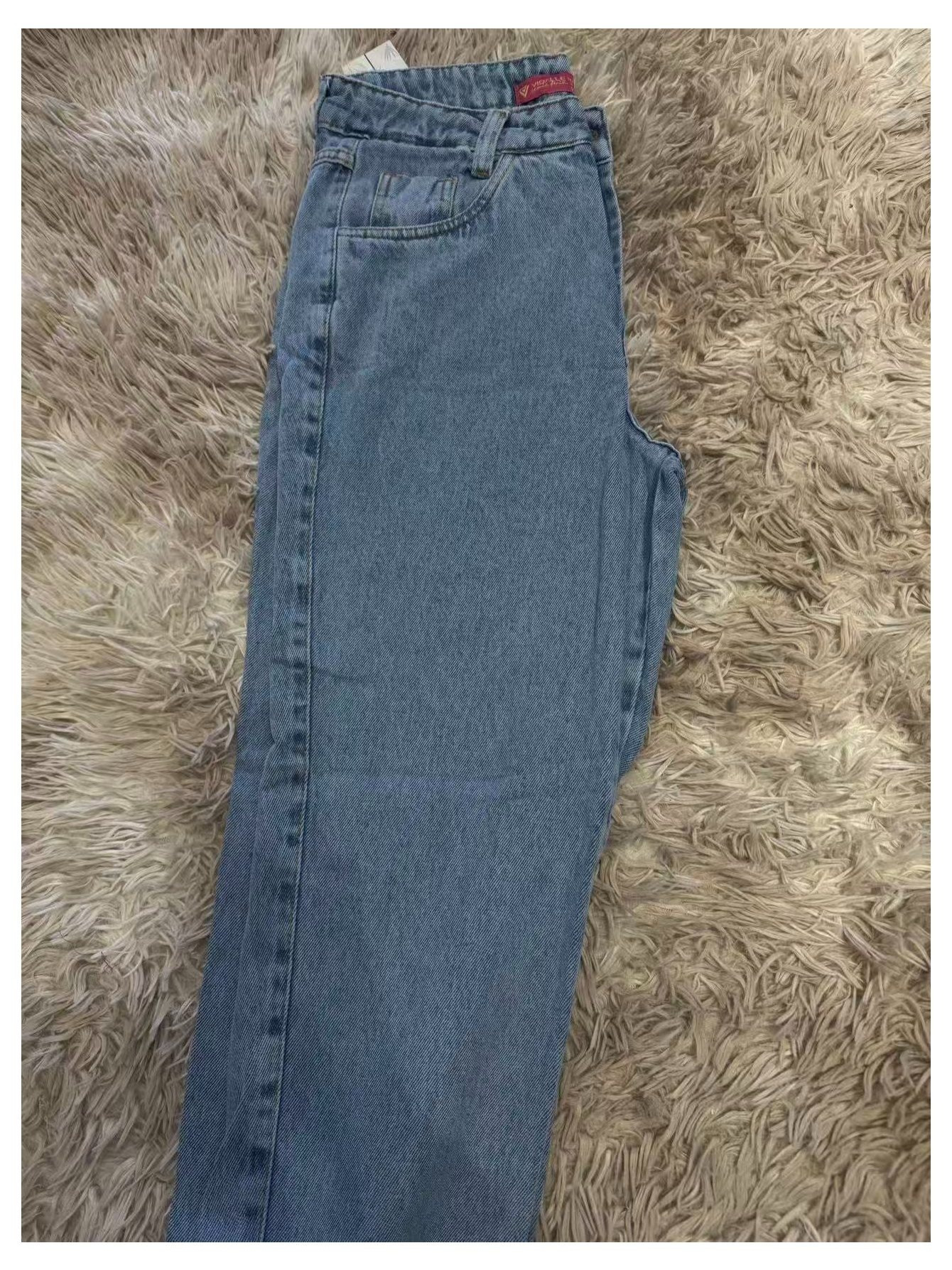 Modelo usando os Mom Jeans marmorizados