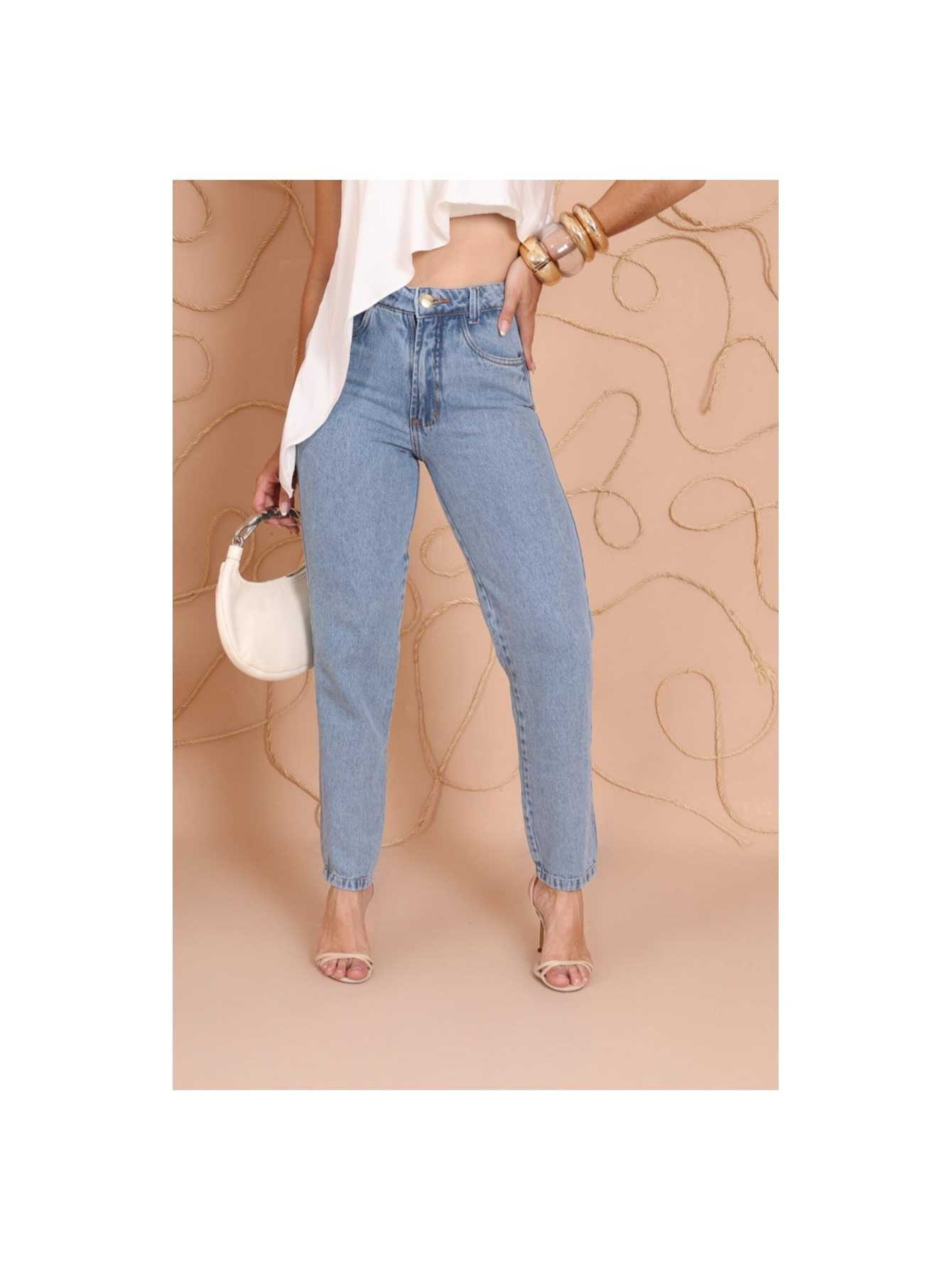 Detalhe do bolsso traseiro dos Mom Jeans