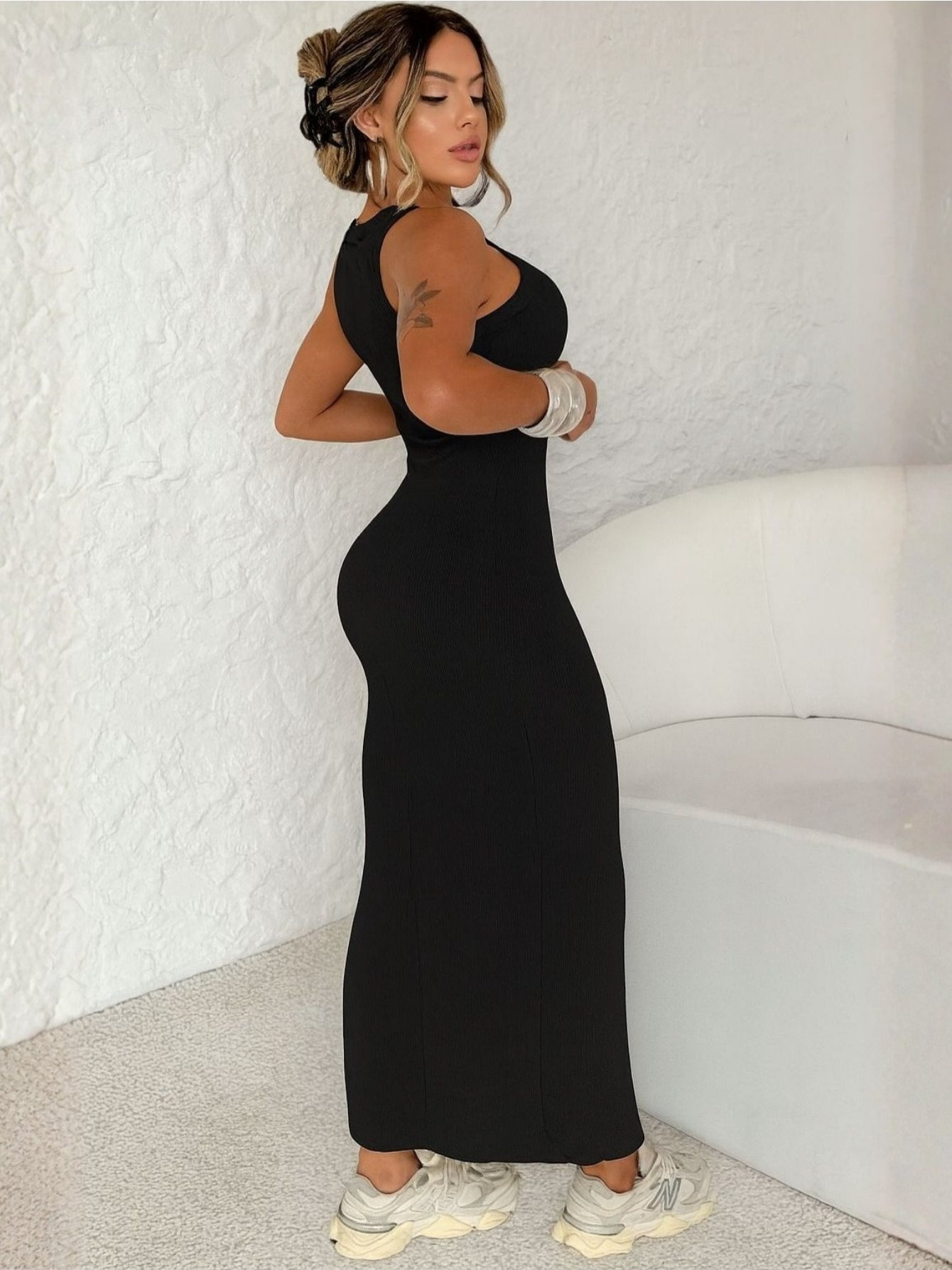 Visual posterior do vestido destacando a modelagem ajustada e o look casual com tênis