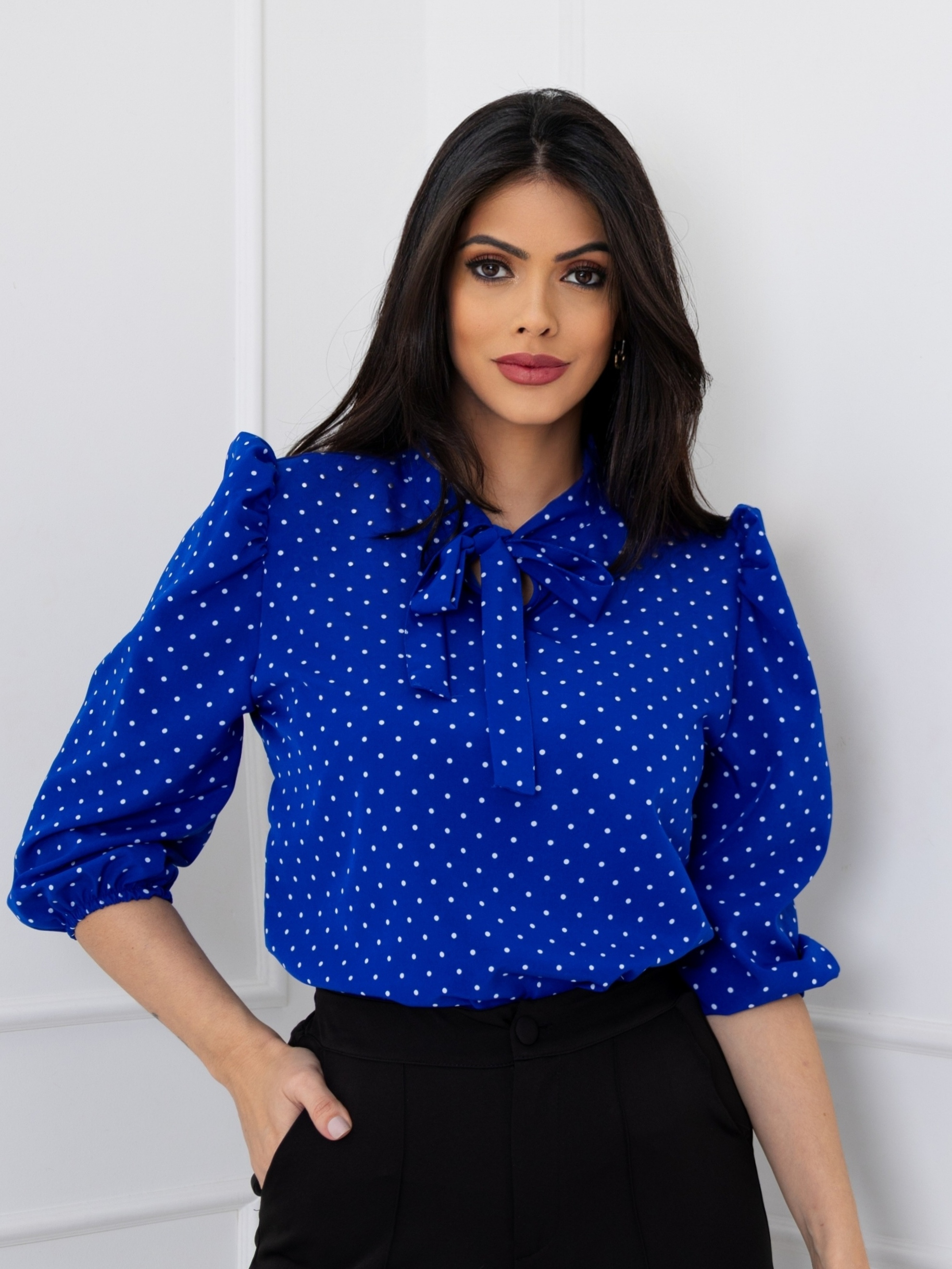 Blusa estampada de bolinha feminina vista frontal