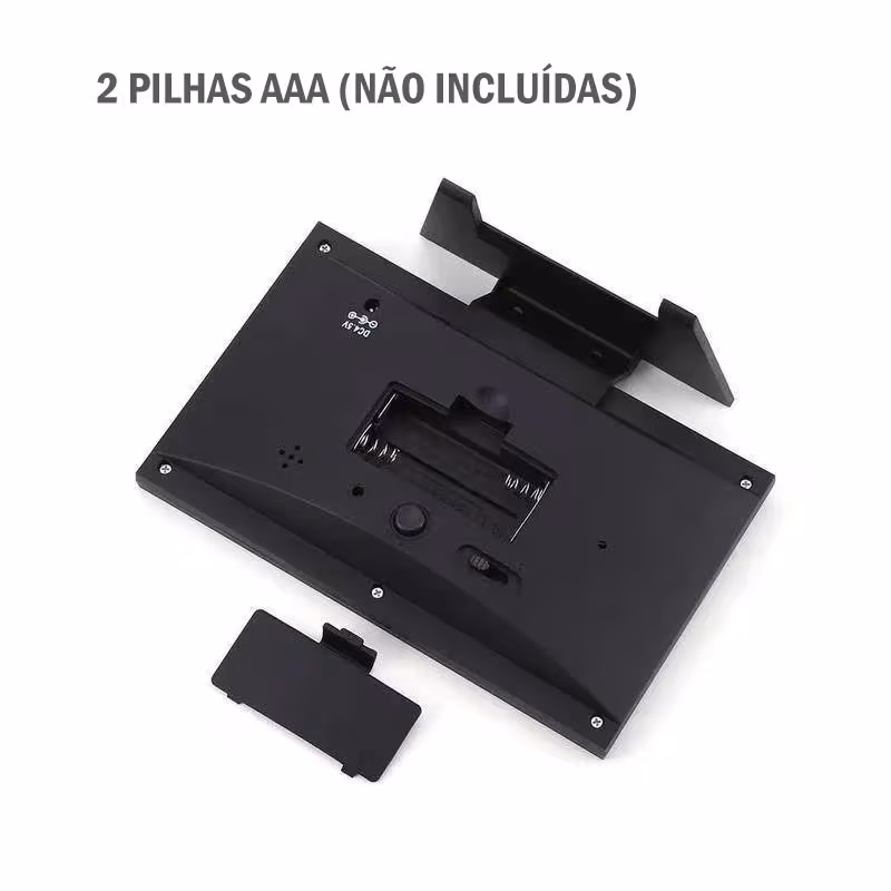 Vista traseira do relógio digital mostrando o compartimento para 2 pilhas AAA