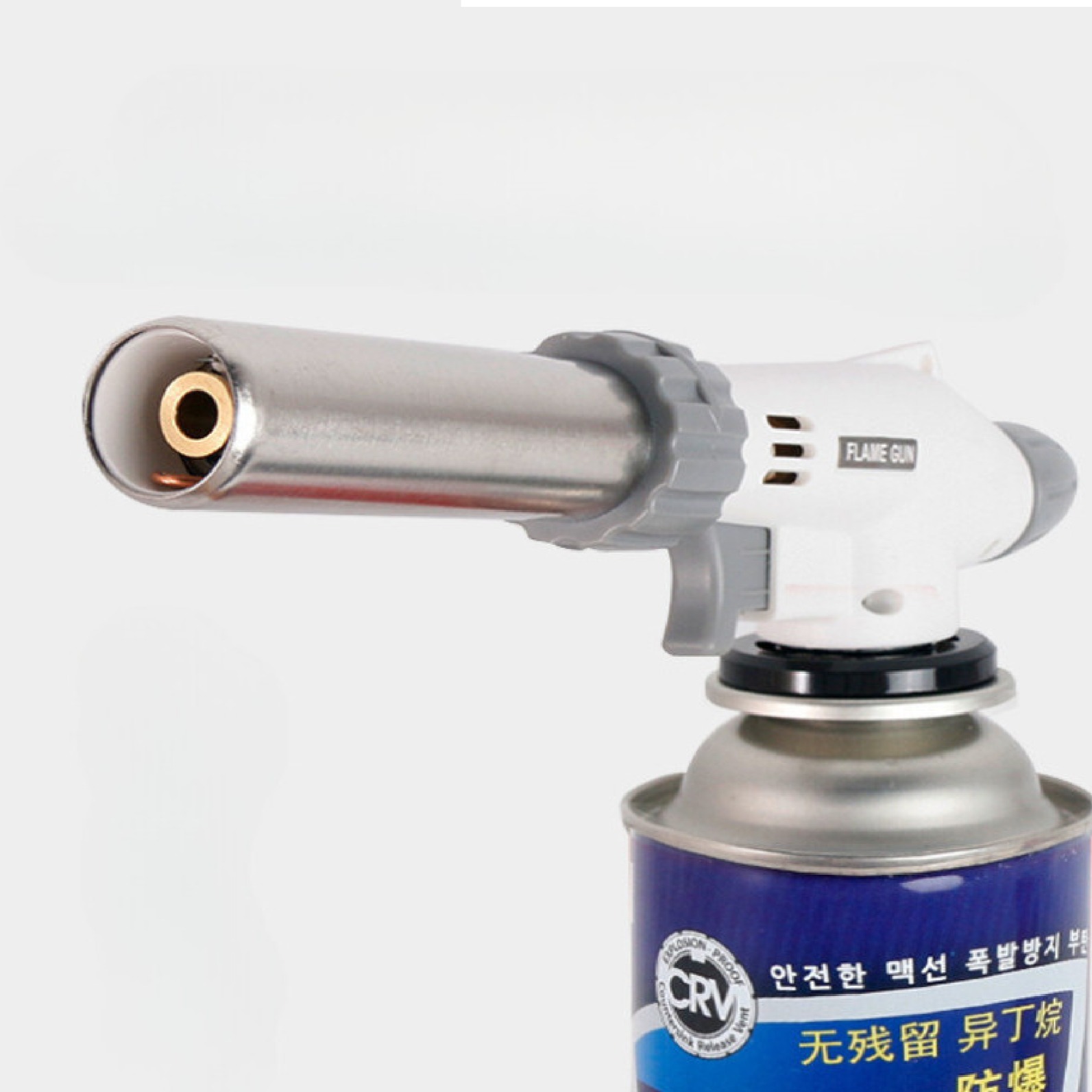 Maçarico culinário com bico metálico e corpo branco conectado a um cilindro de gás azul com inscrições em chinês.