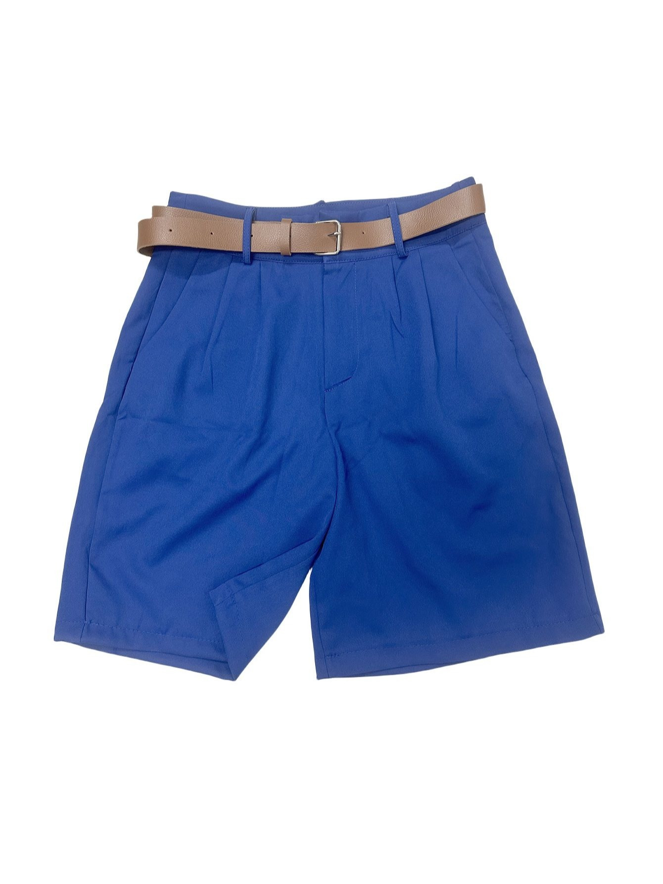 Bermuda feminina azul em alfaiataria com cinto bege claro sobre fundo branco