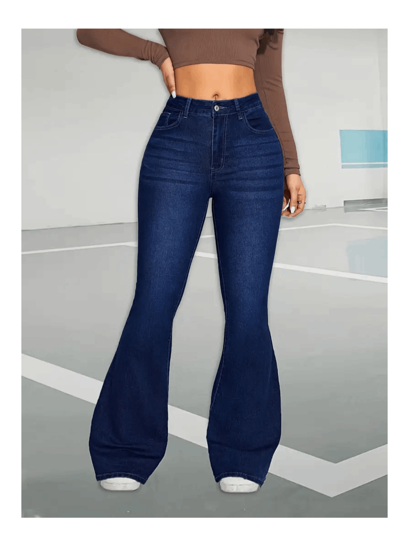 Vista frontal da calça flare jeans plus size com modelo em pé mostrando o ajuste na cintura e quadril