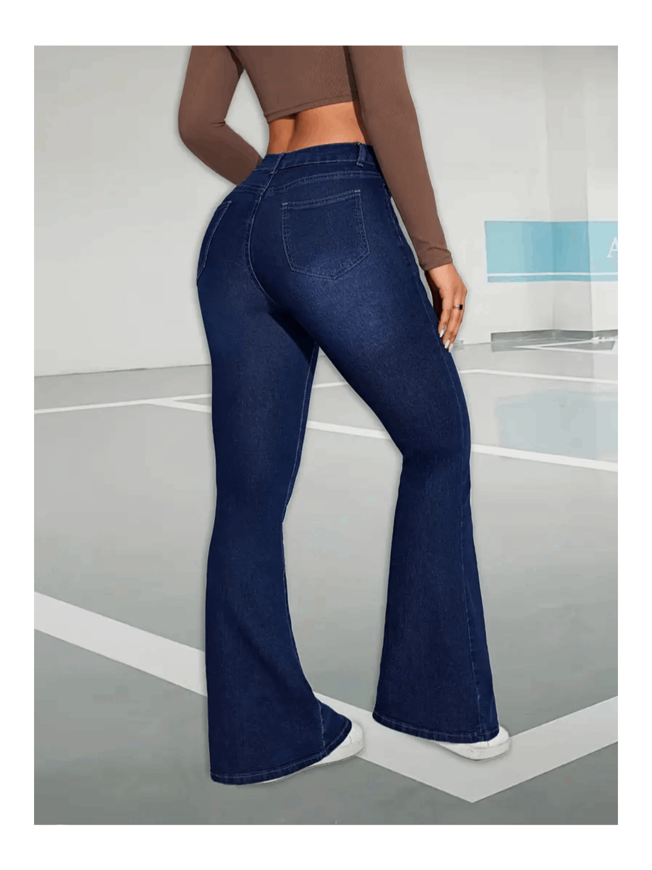 Vista traseira da calça jeans flare plus size destacando o caimento nos bolsos e quadril