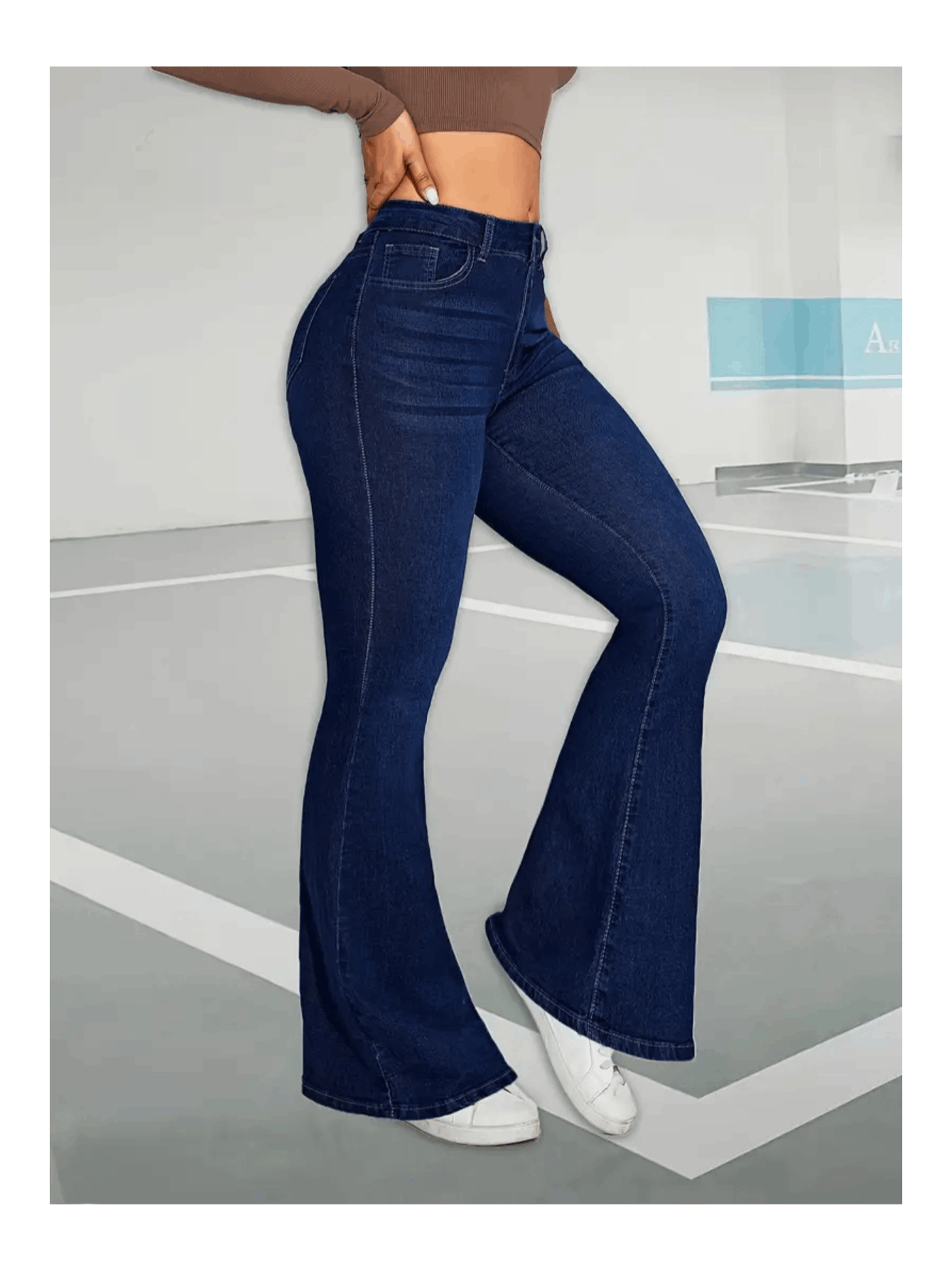 Vista lateral da calça flare jeans cintura alta com foco na modelagem da perna e quadril