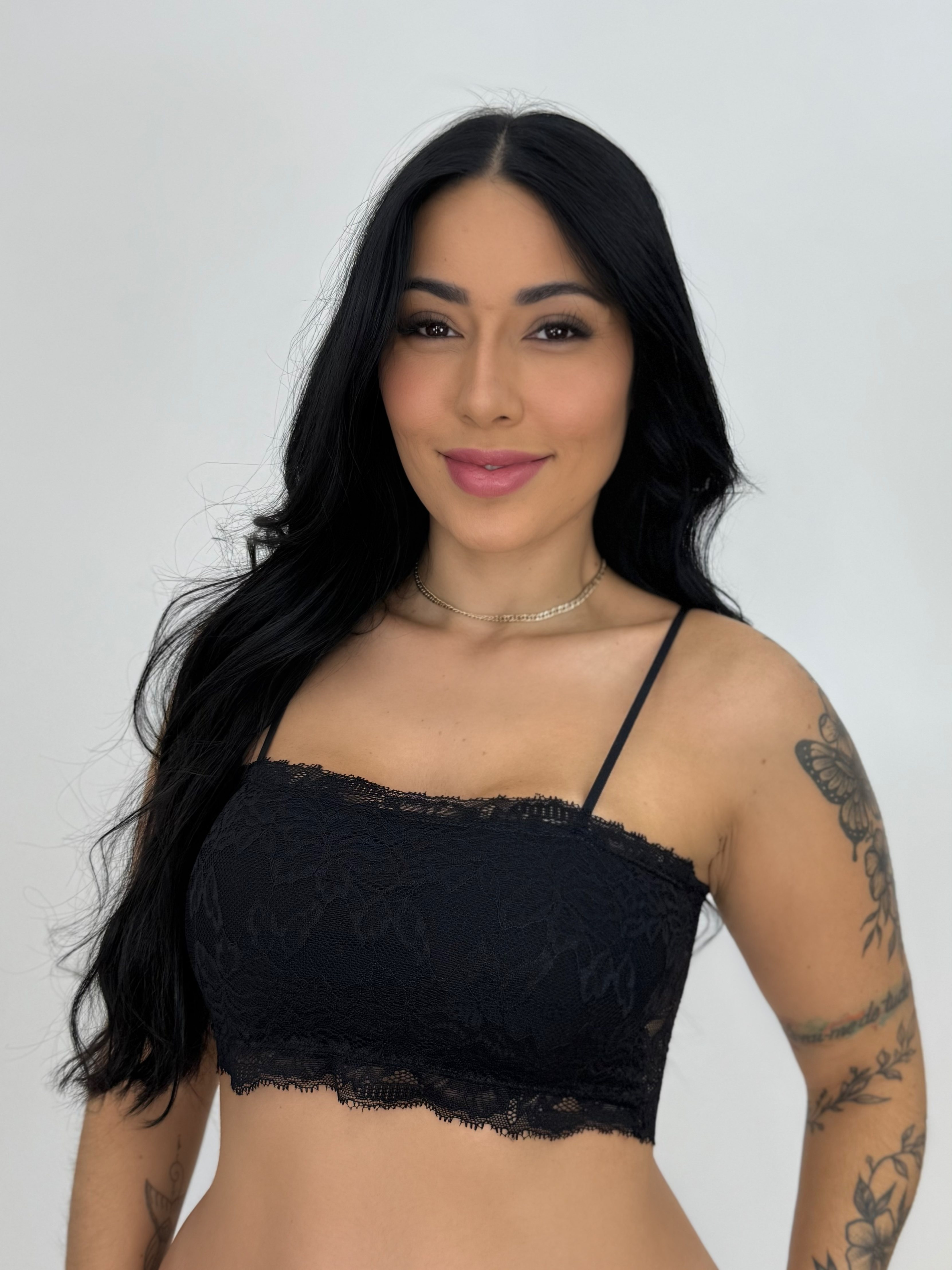 Modelo usando o top feminino de renda alcinha
