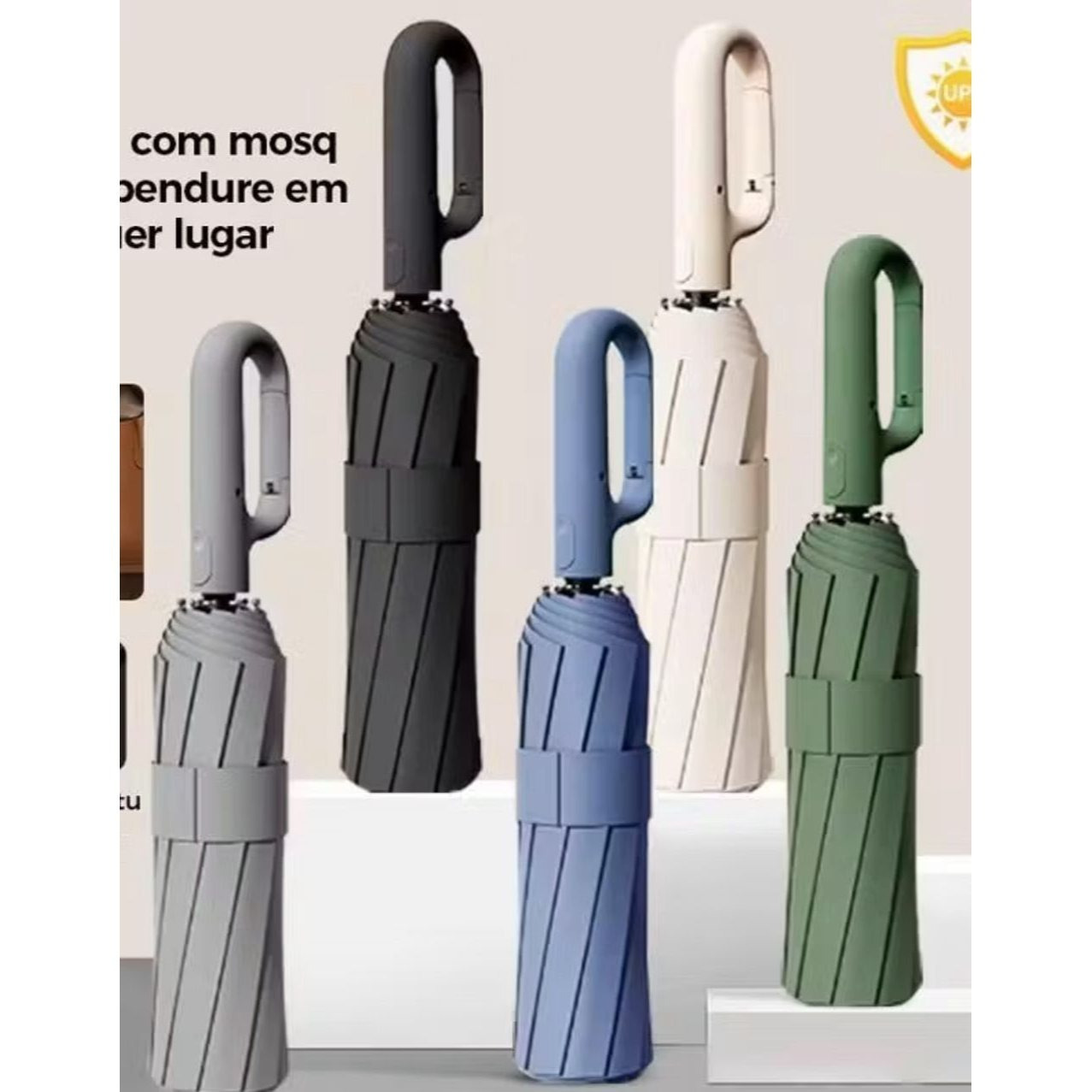 Conjunto de cinco guarda-chuvas automáticos em cores pastéis e sóbrias, exibindo a alça tipo mosquetão