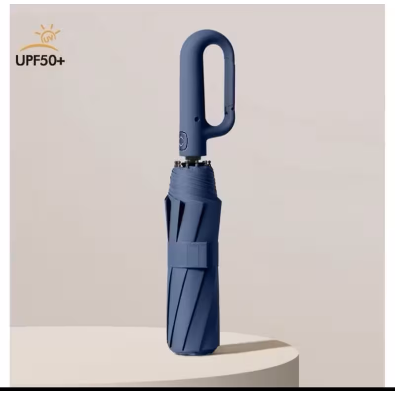 Guarda-chuva fechado na cor azul marinho em destaque com símbolo de proteção UPF50+