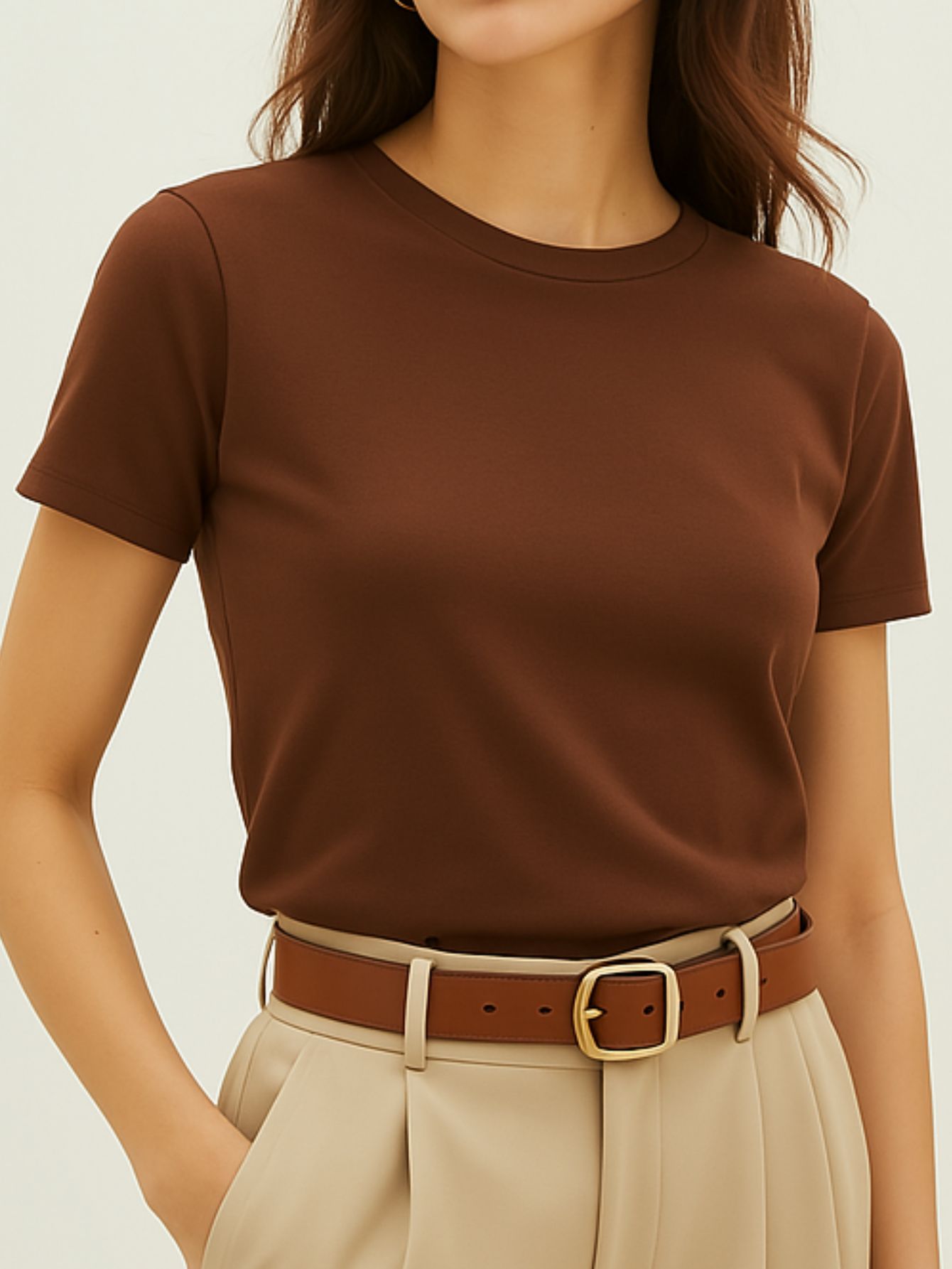 Camiseta feminina preta com corte simples e mangas curtas