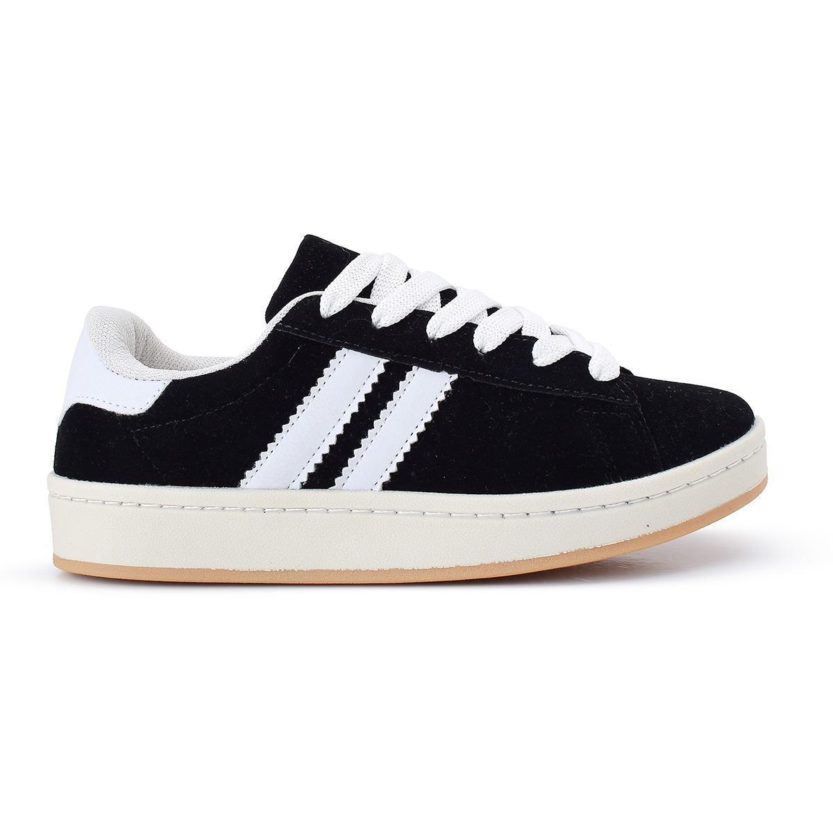 Tênis preto com cadarço branco