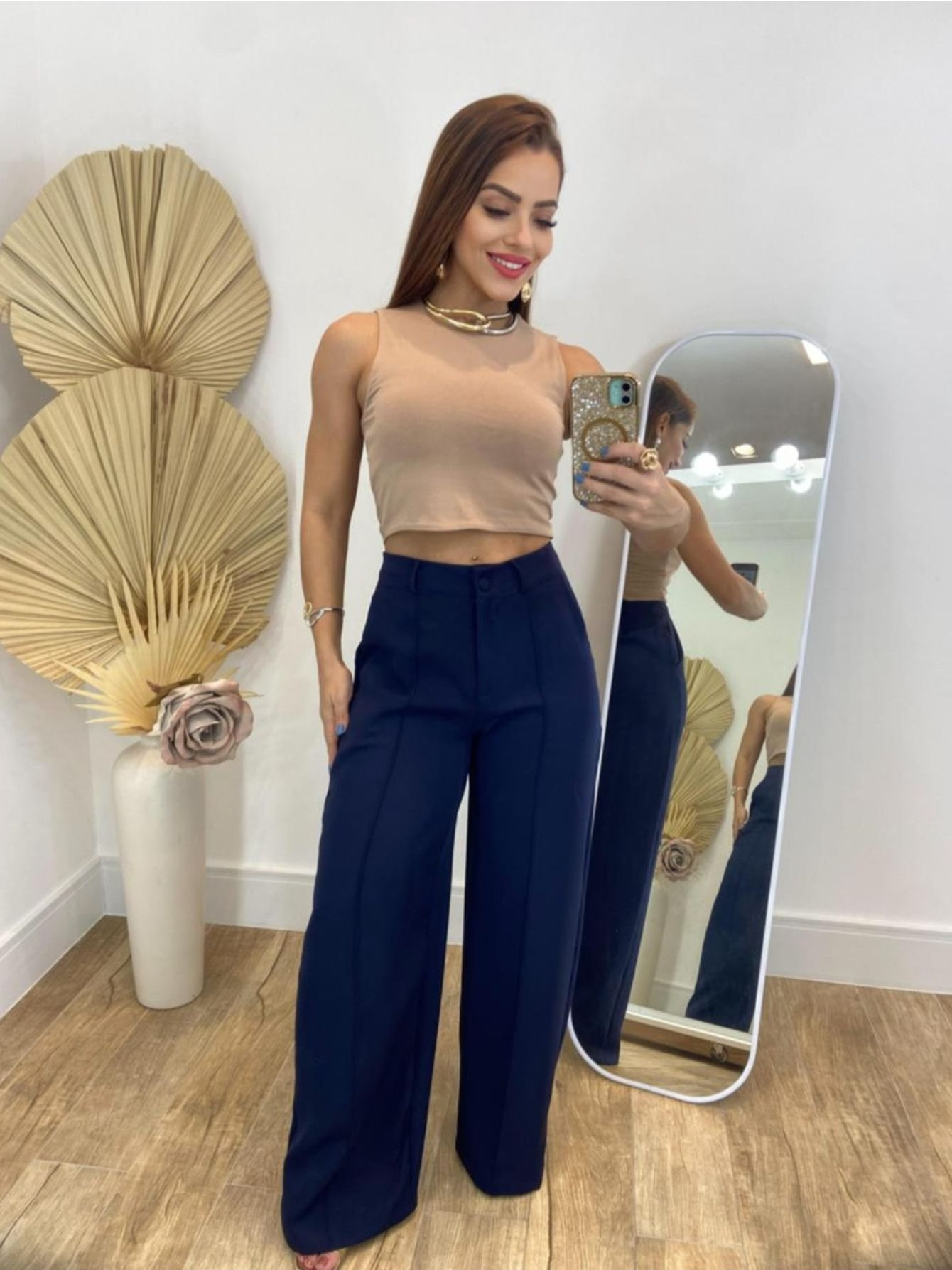 Calça bege cintura alta com bolsos laterais