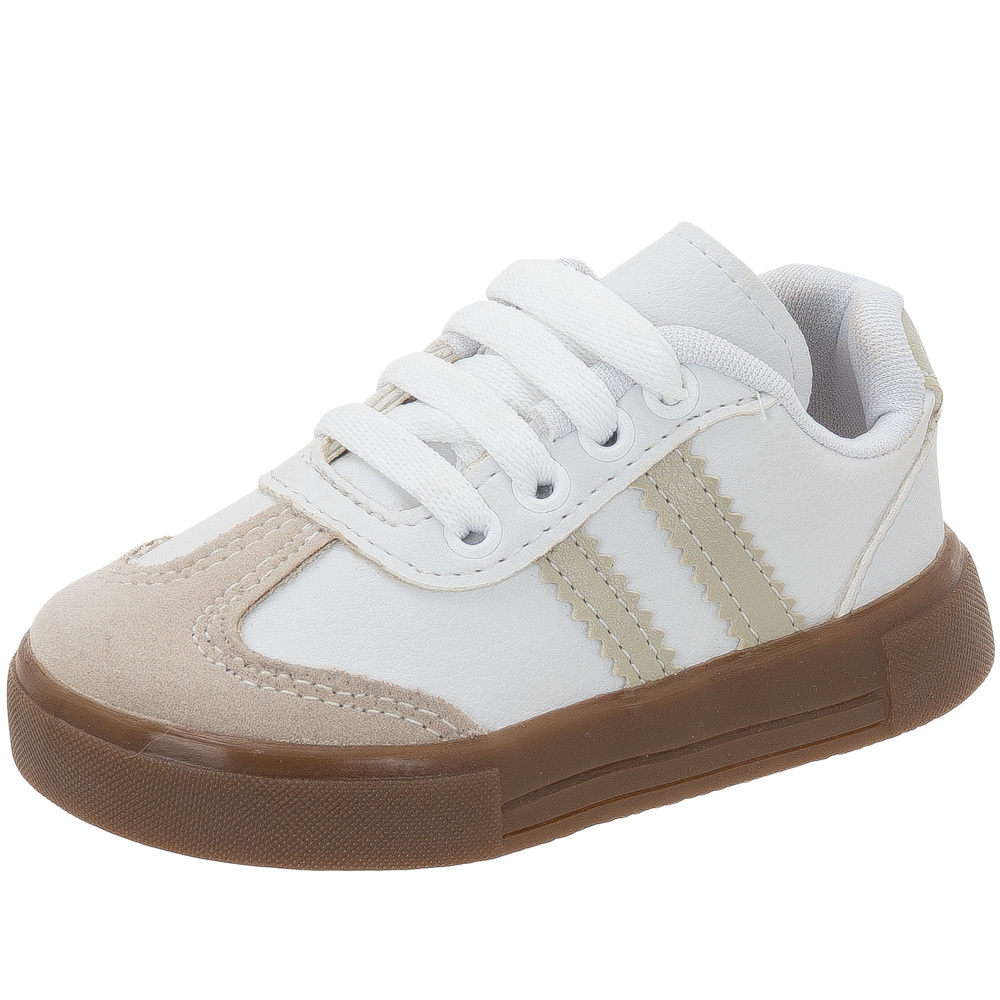 Tênis infantil casual branco com faixas laterais em tom bege e detalhe de camurça no bico, isolado em fundo branco
