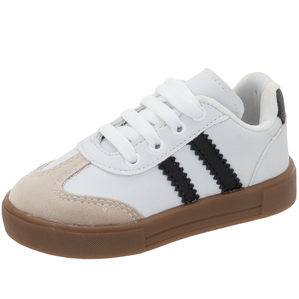 Tênis infantil casual branco com faixas laterais pretas e detalhe em camurça bege no bico, isolado em fundo branco