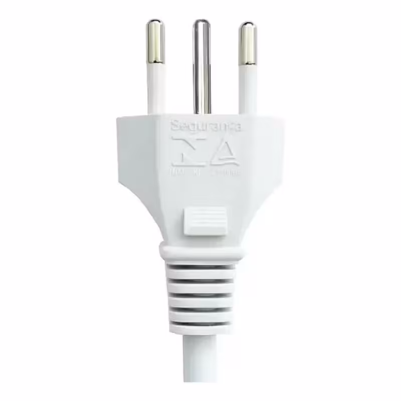 Plugue macho de três pinos de uma régua extensão elétrica branca, com selo de segurança