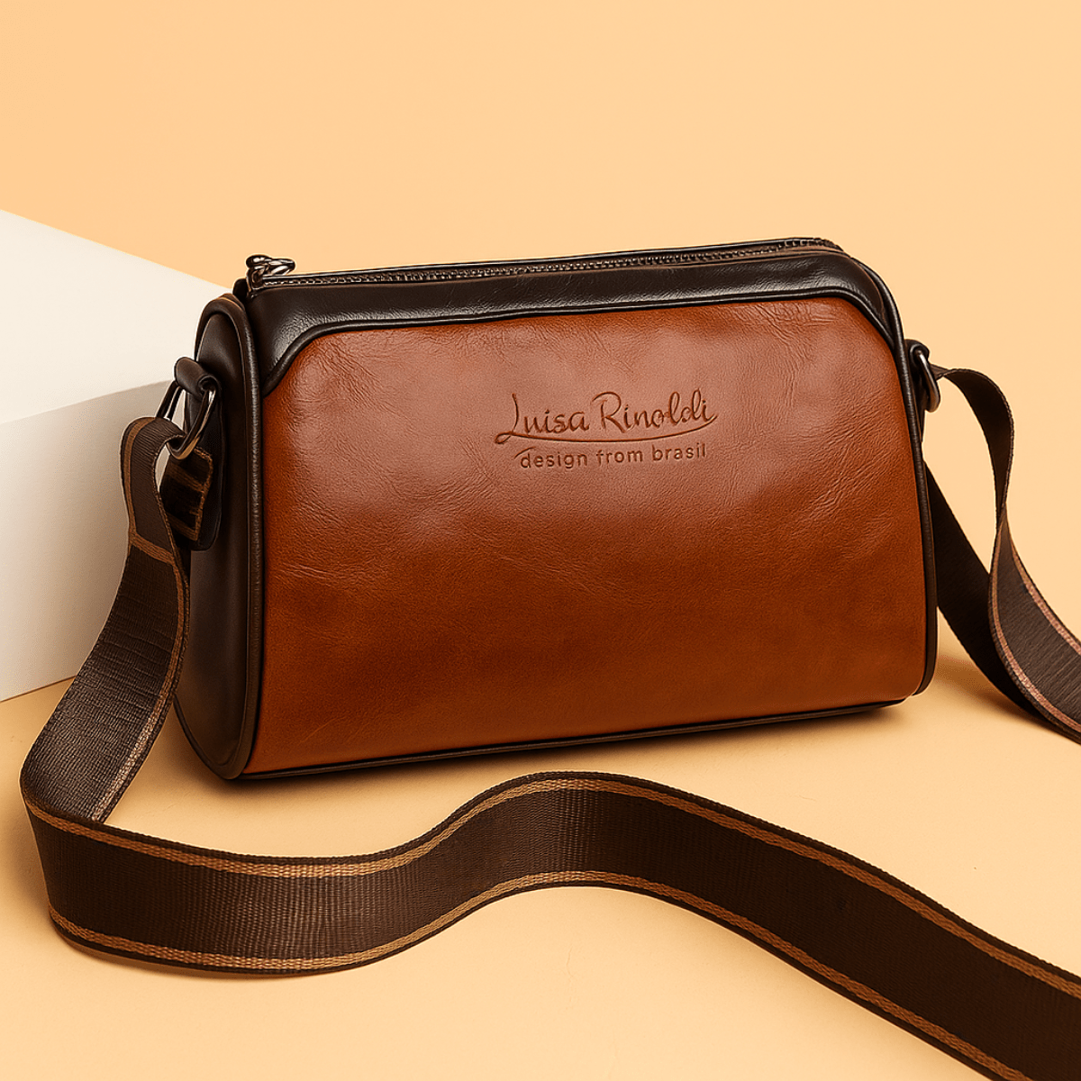 Bolsa transversal marrom com detalhes em preto e alça ajustável