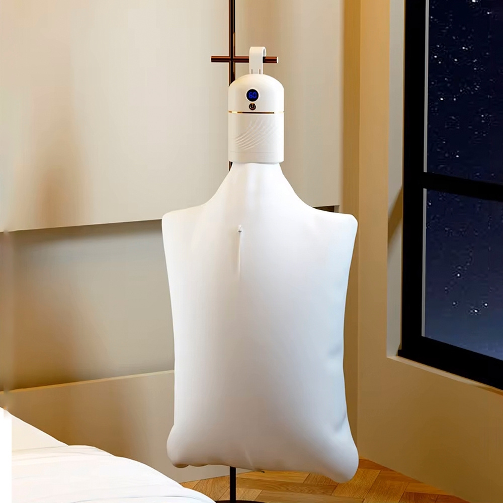 Secadora portátil suspensa em um suporte de metal com o saco de secagem branco inflado em um quarto à noite.