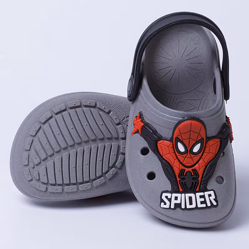Sandália babuche infantil cinza do Homem Aranha em close-up, mostrando o solado antiderrapante e o aplique do personagem.