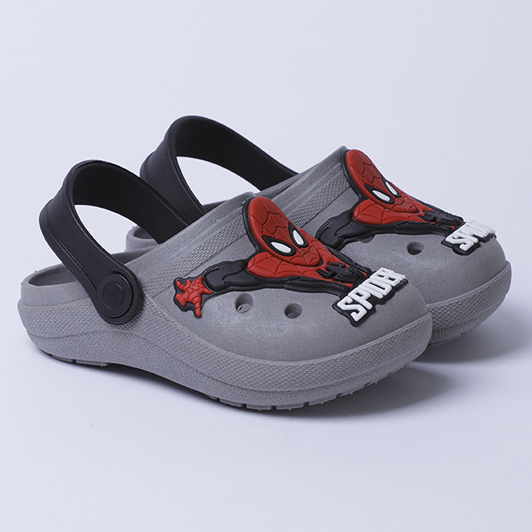 Par de sandálias babuche infantis cinzas com aplique do Homem Aranha e a palavra SPIDER na frente.