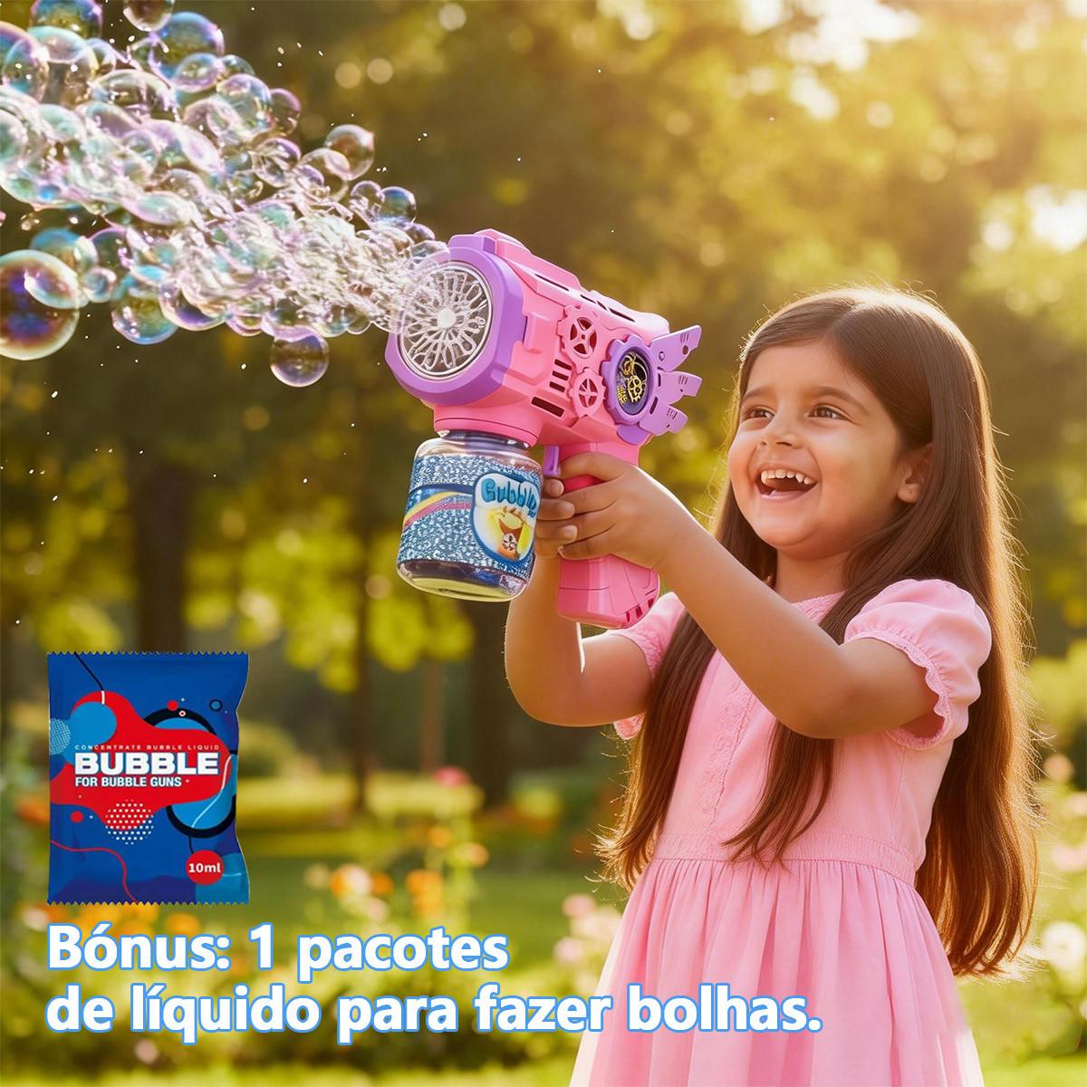 Menina sorridente em um parque segurando a pistola de bolhas rosa, com destaque para o pacote de refil de 10ml.