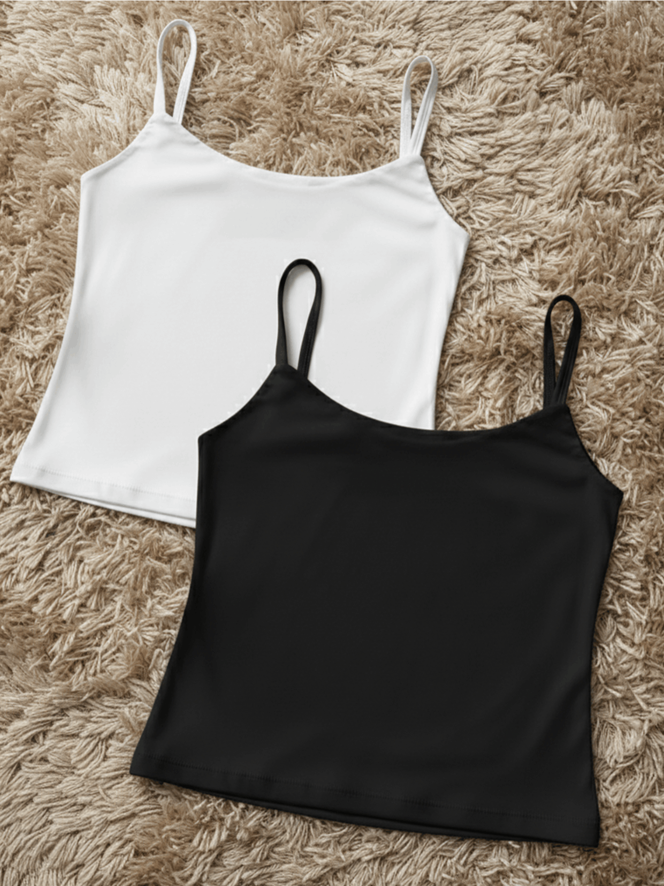 Top feminino minimalista com alças lisas e design moderno