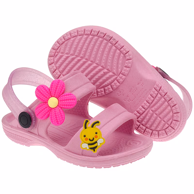 Par de sandalias infantis rosas com aplique de flor e abelhinha mostrando a sola e detalhes de fabricacao