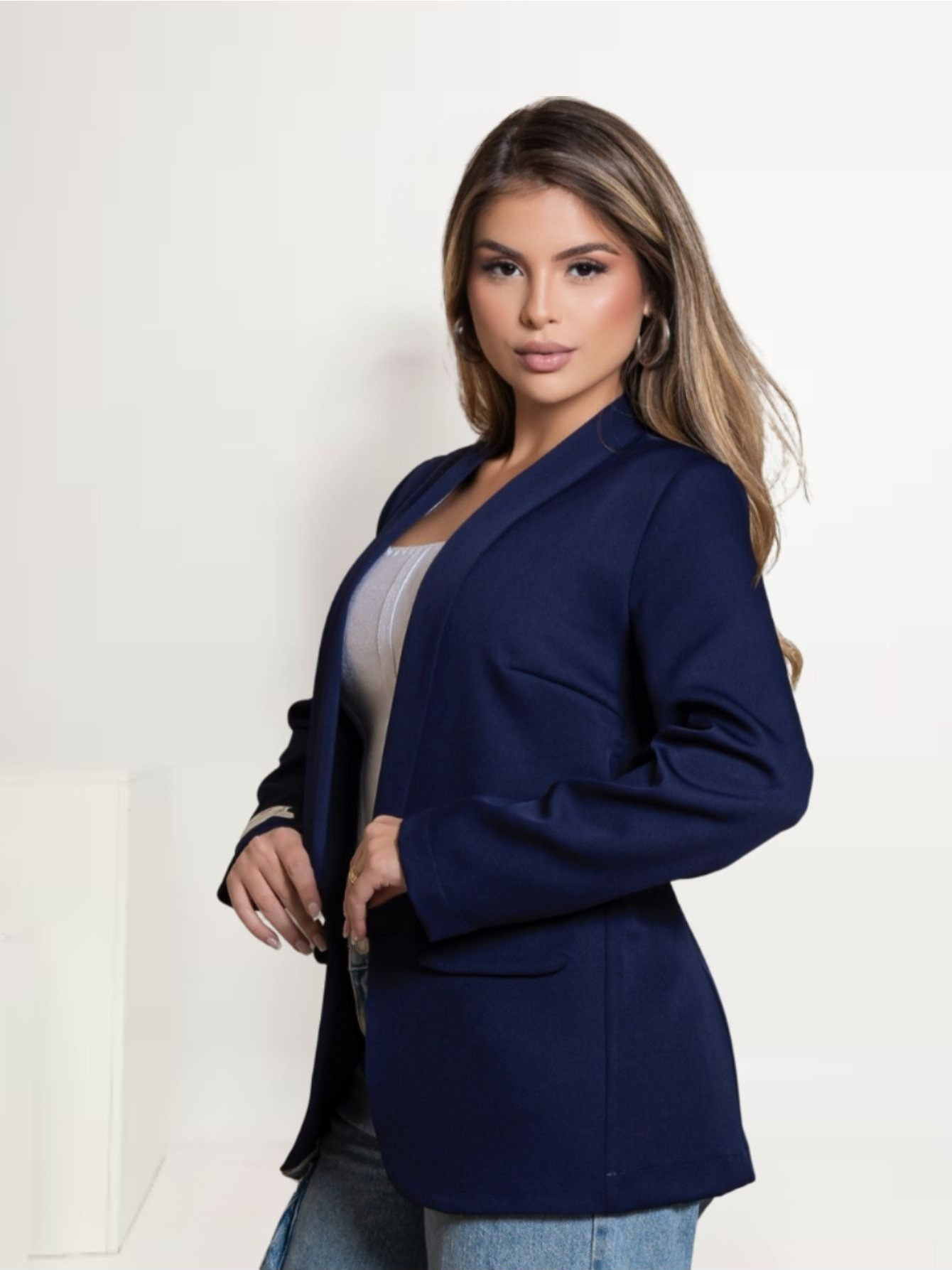 Vista frontal do blazer feminino preto com lapela