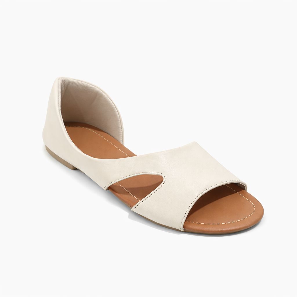 Sandália rasteirinha feminina branca em couro sintético com design recortado, vista frontal em fundo branco.