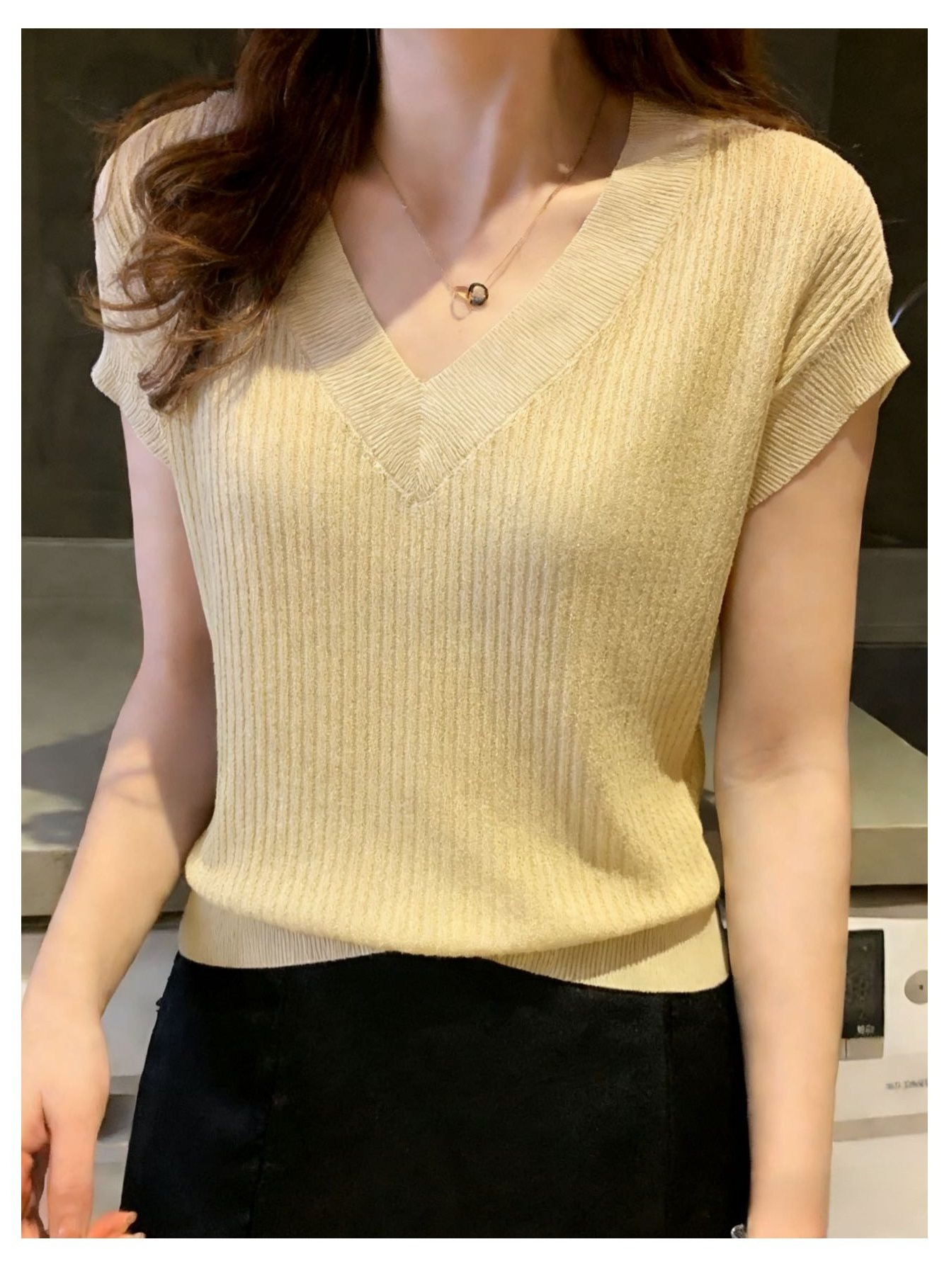 Colete tricot feminino preto com decote V