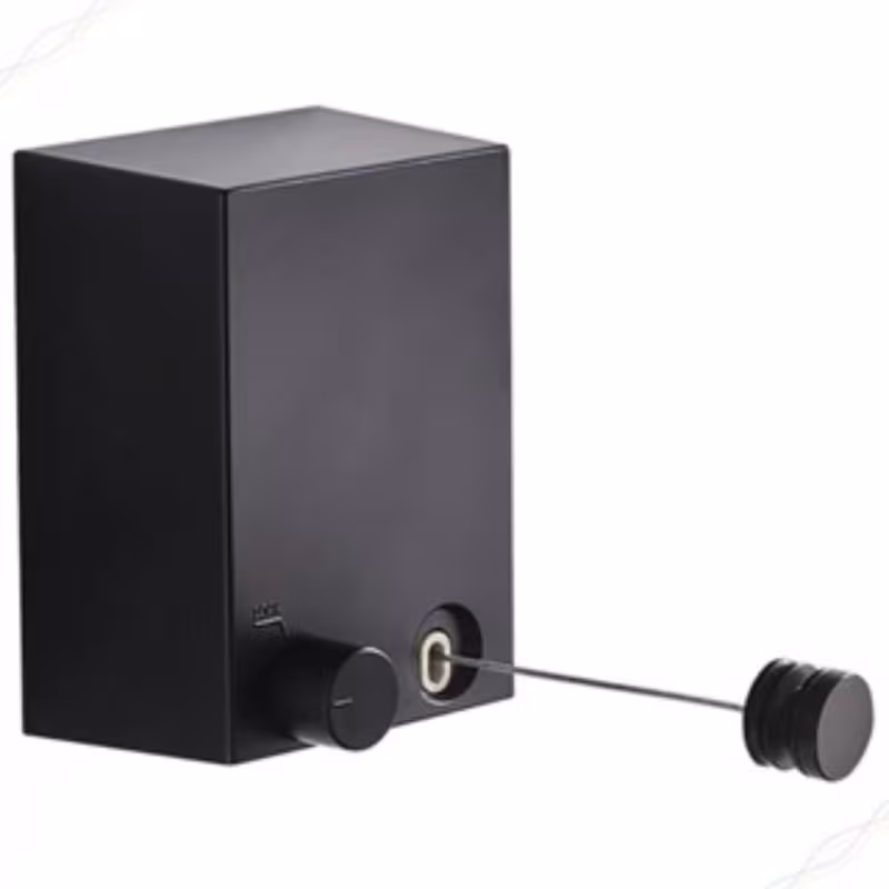 Varal de parede retrátil modelo preto com cabo recolhido e design compacto