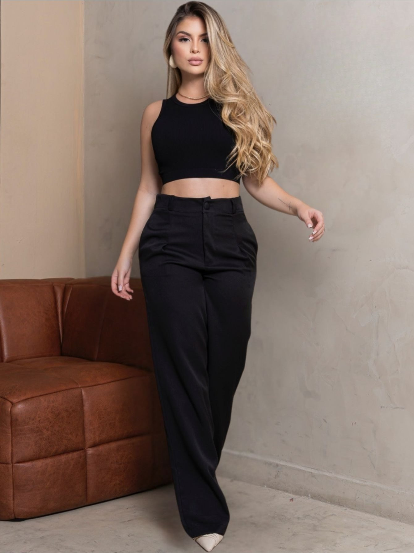 Calça Pantalona Alfaiataria Feminina em close-up mostrando o tecido de alta qualidade