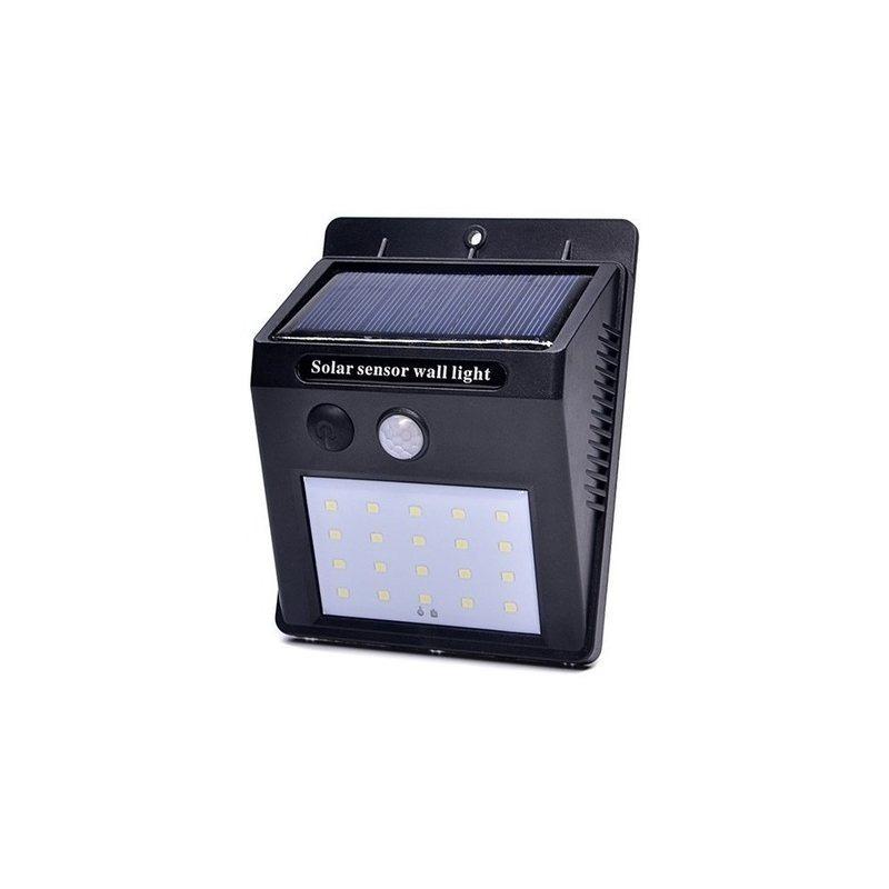 Lâmpada solar LED instalada em um jardim à noite