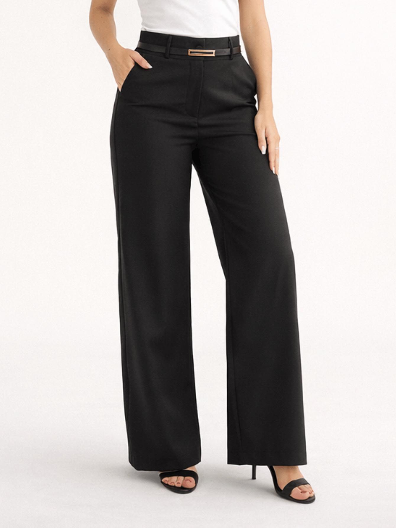Modelo vestindo calça pantalona preta de alfaiataria com cinto dourado e blusa branca, vista frontal