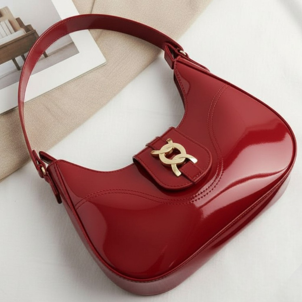 Bolsa baguete feminina vermelha com acabamento envernizado e fecho dourado