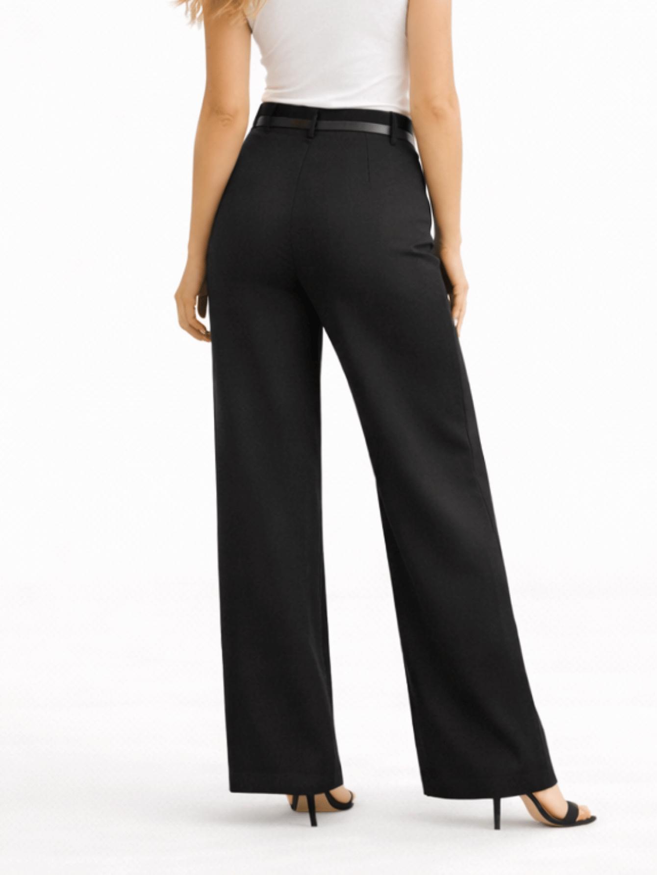 Modelo vestindo calça pantalona preta de alfaiataria, vista traseira mostrando o caimento