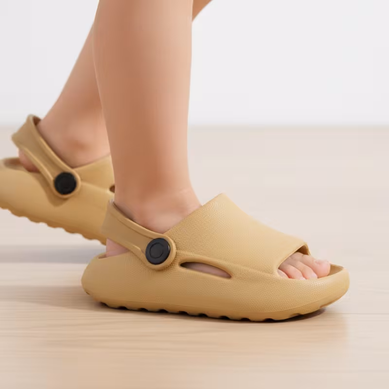 Vista lateral do chinelo Nuvem Sandália Infantil rosa