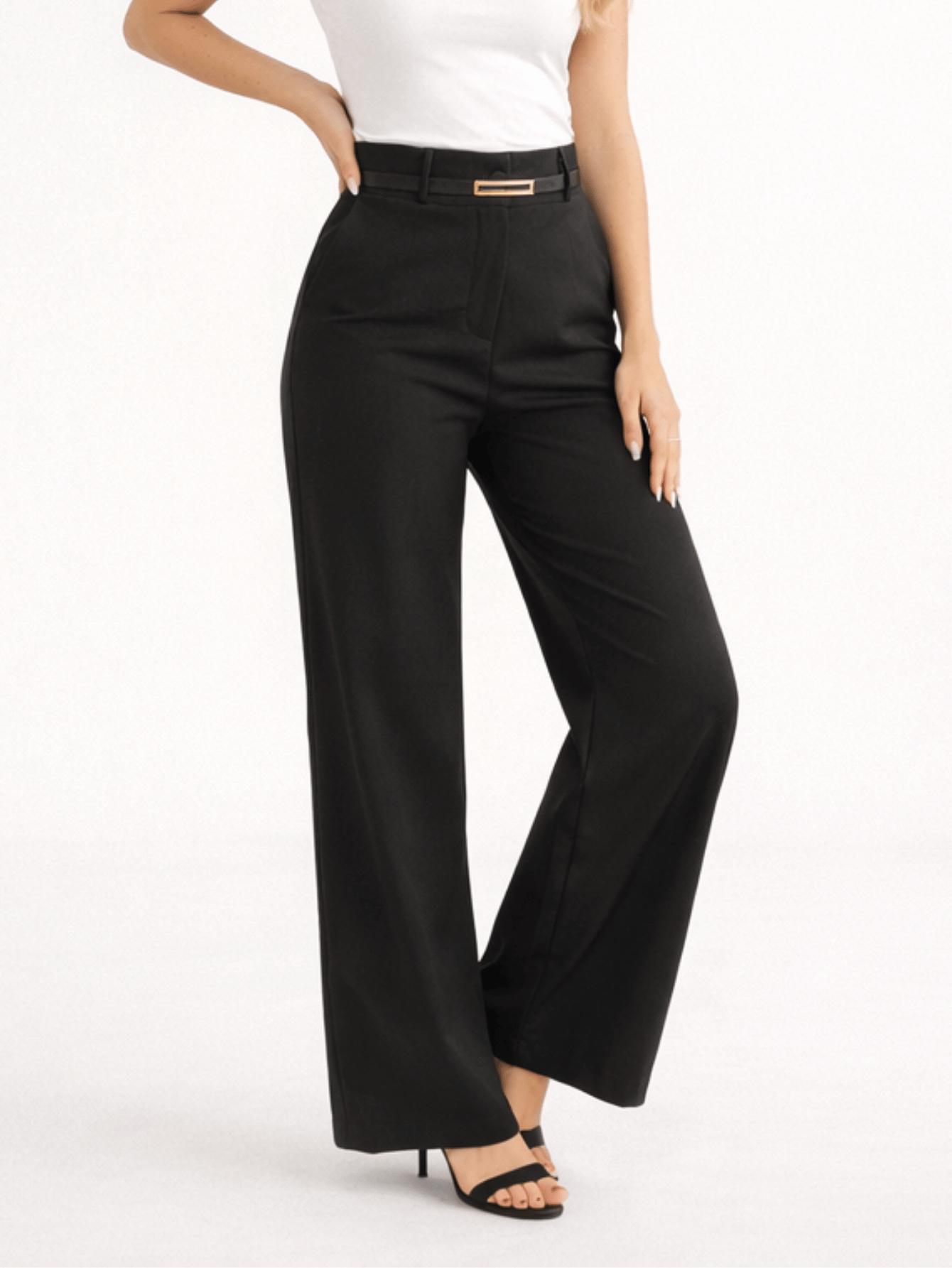 Modelo vestindo calça pantalona preta de alfaiataria com cinto, vista lateral com mão no bolso