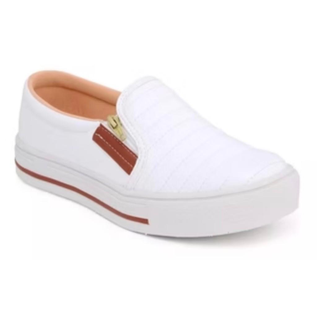 Tênis feminino estilo sapatilha na cor branca com detalhe lateral marrom e solado plataforma baixo