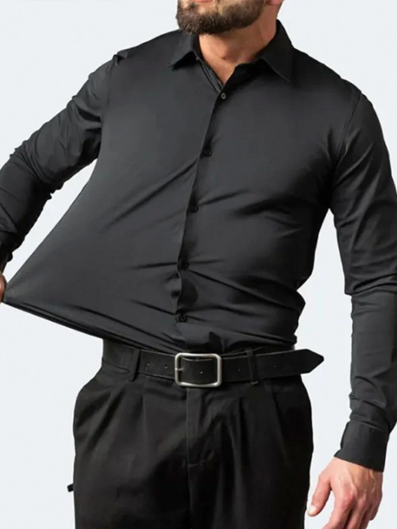 Homem vestindo camisa social preta slim fit ajustada ao corpo