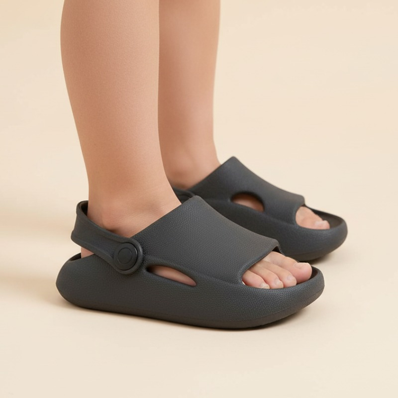 Chinelo Nuvem Sandália Infantil preto com detalhes em azul