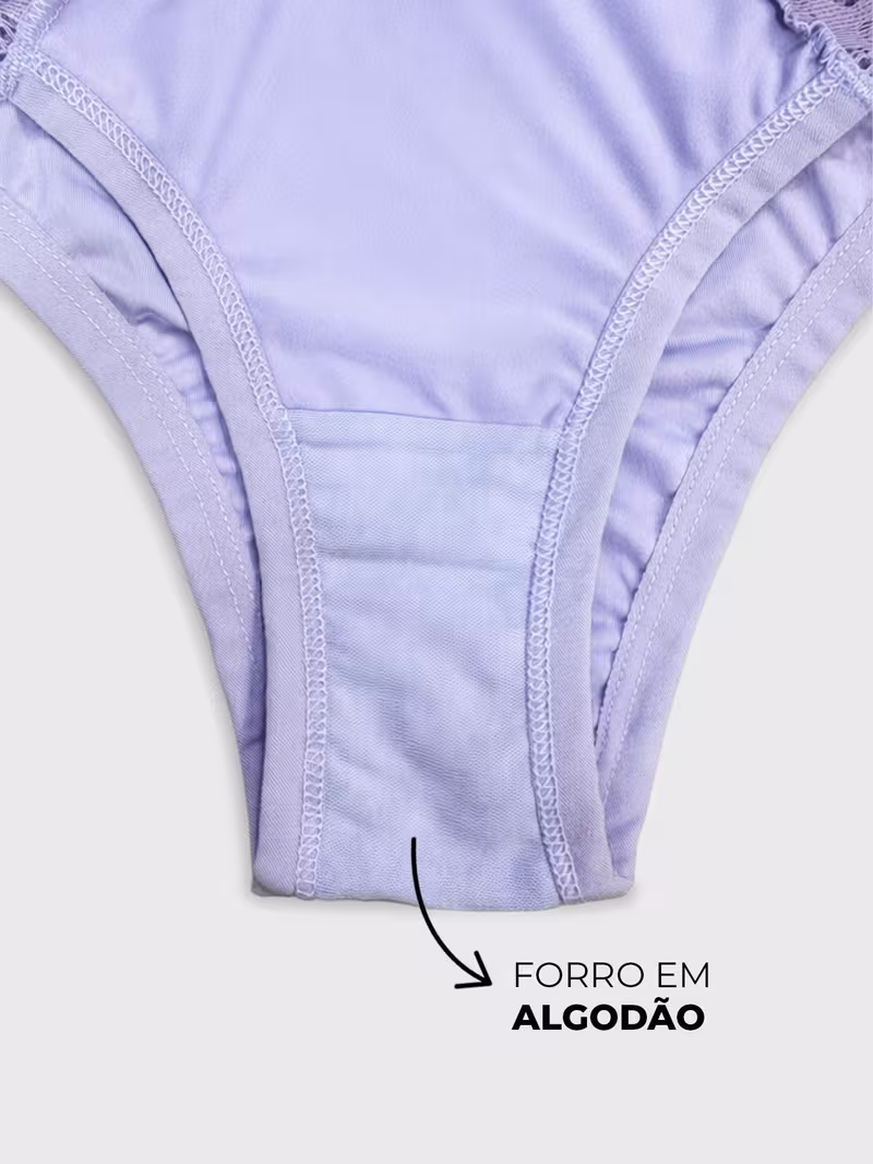 Close-up da parte frontal de uma calcinha tanga lilás, destacando o forro em algodão com a etiqueta indicativa.
