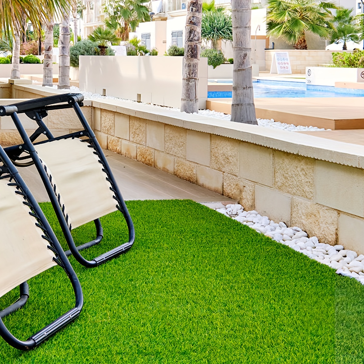  Alfombra de césped artificial con parte trasera de goma y  agujeros de drenaje, para interiores y exteriores, para decoración  navideña, para valla, para patio o jardín, para balcón : Patio, Césped