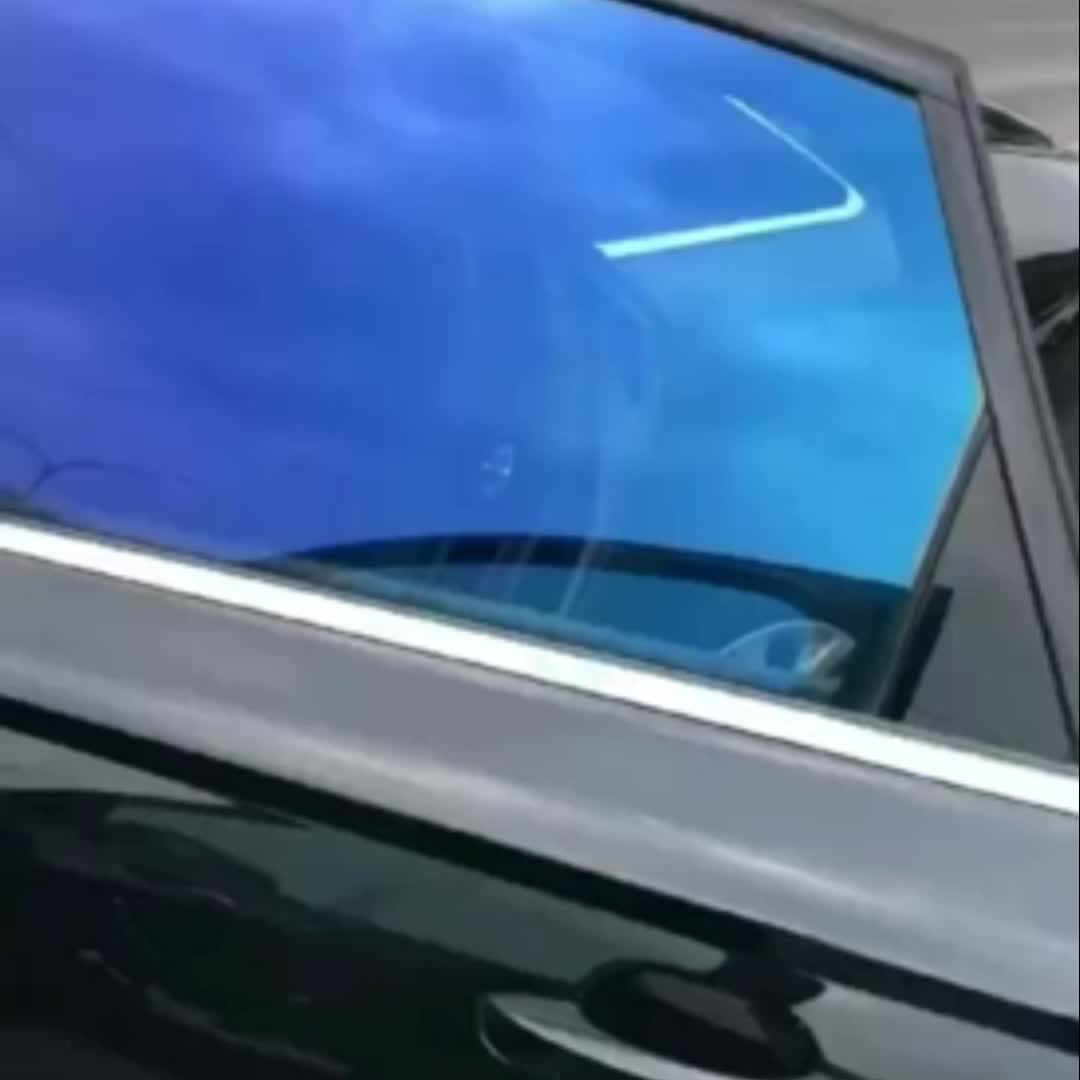 Appliquer un film transparent anti-UV sur les vitres d'une Aston Martin  près de Menton - ELITEWRAP